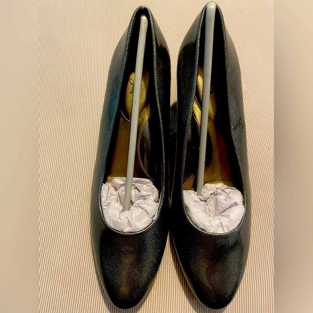 Women’s dress shoes soft style Deanna, silver with small heel